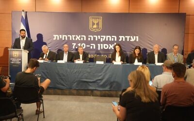 Les membres de la Commission civile d'enquête indépendante sur les événements du 7 octobre se rassemblent pour annoncer le lancement de leur enquête à Tel Aviv, le 18 juillet 2024. (Crédit : Commission d'enquête civile)