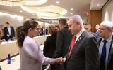 Le Premier ministre Benjamin Netanyahu serrant la main de Liz Hirsch Naftali avant une réunion avec les familles d'Israéliens retenus en otage par le Hamas, à Washington, le 22 juillet 2024. (Crédit : Amos Ben Gershom/GPO)