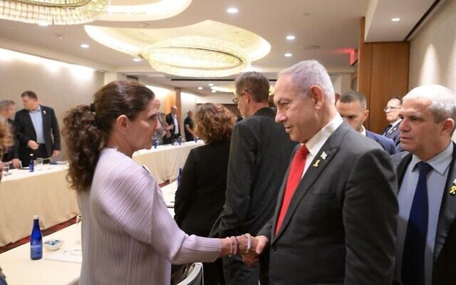 Le Premier ministre Benjamin Netanyahu serrant la main de Liz Hirsch Naftali avant une réunion avec les familles d'Israéliens retenus en otage par le Hamas, à Washington, le 22 juillet 2024. (Crédit : Amos Ben Gershom/GPO)