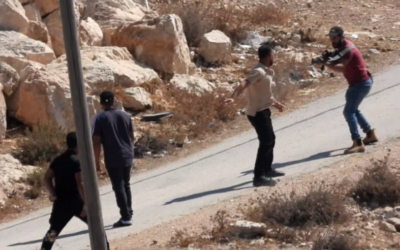 Nir Yitzhak, un résident de l'avant-poste illégal de la ferme de Maon en Cisjordanie, tire sur Zakaria al-Adra après son entrée dans le village palestinien d'At Tuwani en Cisjordanie, le 13 octobre 2023. (Crédit : Betselem)