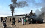 Illustration : Des Gazaouis du côté israélien de la barrière frontalière de sécurité lors de l'assaut sanglant et barbare mené par le Hamas, dans le sud d'Israël, le 7 octobre 2023. (Crédit : Mohammed Fayq Abu Mostafa/Reuters)