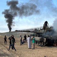 Illustration : Des Gazaouis du côté israélien de la barrière frontalière de sécurité lors de l'assaut sanglant et barbare mené par le Hamas, dans le sud d'Israël, le 7 octobre 2023. (Crédit : Mohammed Fayq Abu Mostafa/Reuters)