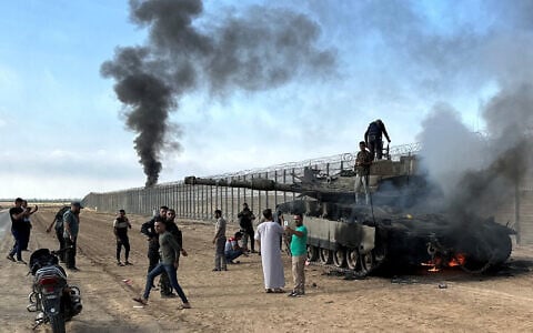 Illustration : Des Gazaouis du côté israélien de la barrière frontalière de sécurité lors de l'assaut sanglant et barbare mené par le Hamas, dans le sud d'Israël, le 7 octobre 2023. (Crédit : Mohammed Fayq Abu Mostafa/Reuters)