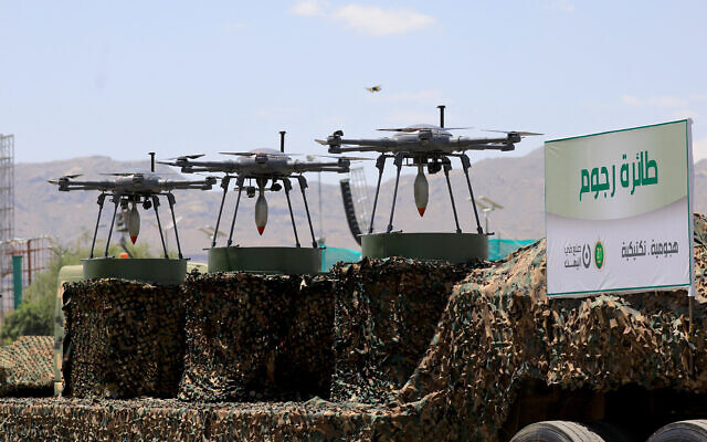 Illustration : Des drones sont exposés à l'arrière d'un véhicule lors d'un défilé militaire officiel marquant le neuvième anniversaire de la prise de contrôle de la capitale, Sanaa, par les Houthis, le 21 septembre 2023. (Crédit : Mohammed Huwais/AFP)