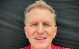 L'humoriste Michael Rapaport a annoncé deux spectacles en Israël en octobre 2024, après de multiples visites en Israël suite à l'attaque du Hamas du 7 octobre 2023 (Crédit : Autorisation)