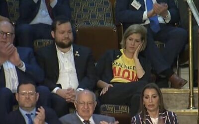 Carmit Palty Katzir écoute le Premier ministre Benjamin Netanyahu s'adresser à une session conjointe du Congrès américain, le 24 juillet 2024. (Crédit : Capture d'écran/C-SPAN)