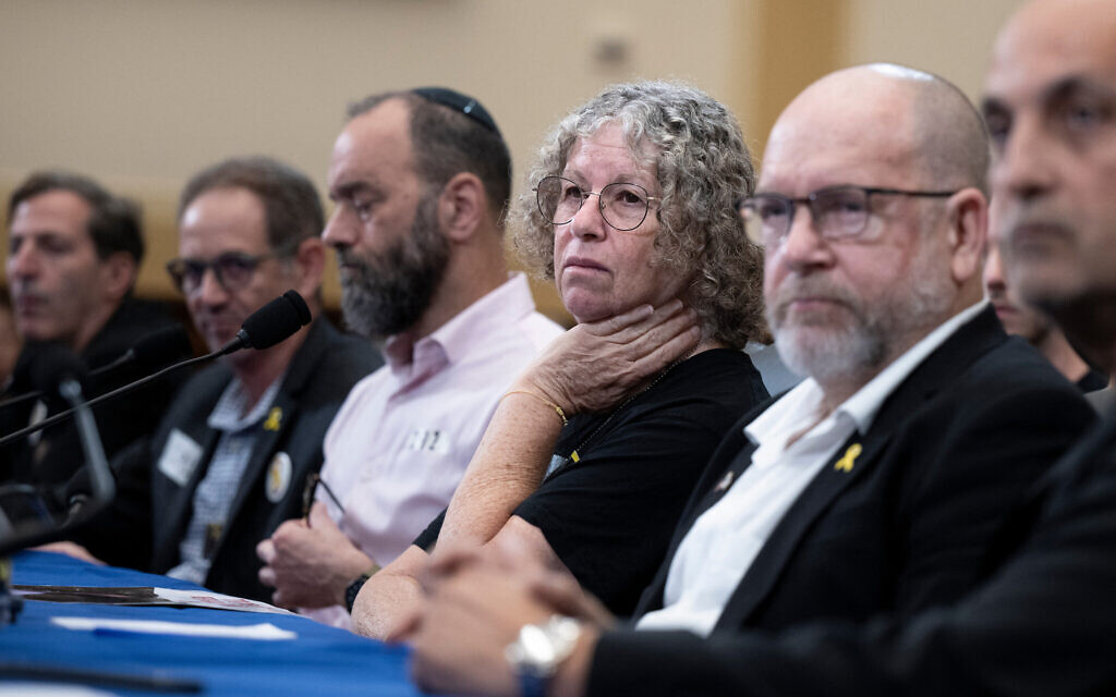 Aviva Siegel, ancienne otage et épouse de l'otage Keith Siegel, lors d'une table ronde de la commission des Affaires étrangères de la Chambre avec des familles d'otages américains détenus par le Hamas, sur la colline du Capitole, à Washington, le 23 juillet 2024. (Crédit : Brendan Smialowski/AFP)