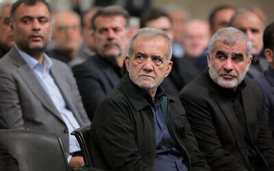Le président iranien, Masoud Pezeshkian, lors d'une réunion avec des membres du Parlement iranien, à Téhéran, le 21 juillet 2024. (Crédit : KHAMENEI.IR / AFP)