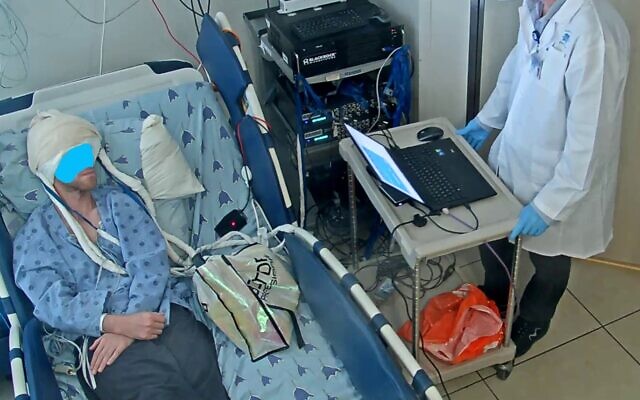 Le Dr. Ariel Tankus réalisant une expérience avec un patient qui, bouche fermée, imagine qu'il prononce une syllabe, et l'ordinateur portable la « prononce » pour lui. (Crédit : Université de Tel Aviv) Le Dr. Ariel Tankus réalisant une expérience avec un patient qui, bouche fermée, imagine qu'il prononce une syllabe, et l'ordinateur portable la « prononce » pour lui. (Crédit : Université de Tel Aviv)