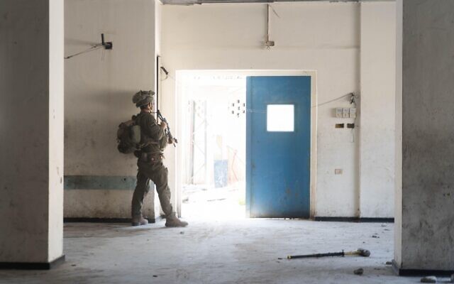 Des troupes de la Brigade Commando opérant au siège de l'UNRWA, dans la ville de Gaza, sur une photo publiée le 12 juillet 2024. (Crédit : Armée israélienne) Des troupes de la Brigade Commando opérant au siège de l'UNRWA, dans la ville de Gaza, sur une photo publiée le 12 juillet 2024. (Crédit : Armée israélienne)