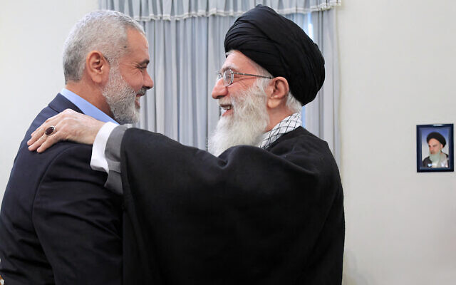 Le leader du Hamas Ismail Haniyeh (à gauche) et le guide suprême iranien, l'ayatollah Ali Khamenei, à Téhéran, le 22 juin 2023. (Crédit : Salampix/ Abacapress.com, via Reuters)