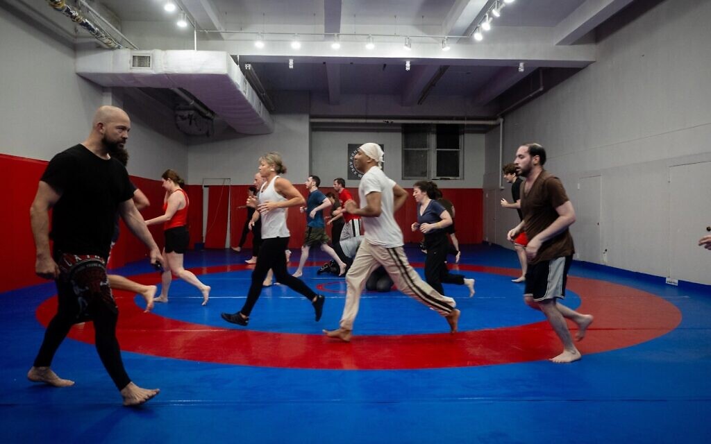 Un cours de Guardian Self Defense Krav Maga, dans le sous-sol d'une synagogue de Manhattan, le 21 mai 2024. (Crédit : Luke Tress/JTA) Un cours de Guardian Self Defense Krav Maga, dans le sous-sol d'une synagogue de Manhattan, le 21 mai 2024. (Crédit : Luke Tress/JTA)