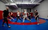 Un cours de Guardian Self Defense Krav Maga, dans le sous-sol d'une synagogue de Manhattan, le 21 mai 2024. (Crédit : Luke Tress/JTA)