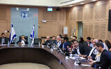 Photo d'illustration : Le député Moshe Gafni (Yahadout HaTorah) préside une réunion de la commission des Finances de la Knesset, le 2 juillet 2024. (Crédit : Noam Moskowitz, Bureau du porte-parole de la Knesset)