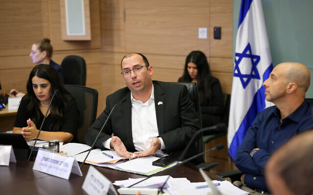 Le député Simcha Rothman, chef de la commission de la Constitution, du Droit et de la Justice de la Knesset, dirigeant une réunion, à la Knesset, le 9 juillet 2024. (Crédit : Noam Moskowitz/Porte-parole de la Knesset) Le député Simcha Rothman, chef de la commission de la Constitution, du Droit et de la Justice de la Knesset, dirigeant une réunion, à la Knesset, le 9 juillet 2024. (Crédit : Noam Moskowitz/Porte-parole de la Knesset)