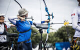 L'archer israélien Mikaella Moshe participe à une épreuve aux Jeux olympiques de Paris, le 25 juillet 2024. (Crédit : Comité olympique d'Israël)
