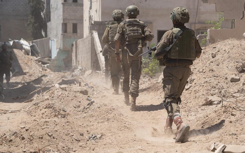 Des soldats israéliens opérant dans la bande de Gaza, sur une photo non datée publiée le 8 juillet 2024. (Crédit : Armée israélienne)
