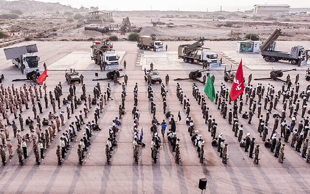 Photo d'illustration: Le Corps des Gardiens de la Révolution islamique prenant part à un exercice militaire près de l’île d’Abu Musa, au large de la ville de Bandar Lengeh, dans le sud de l’Iran. (Crédit : Corps des Gardiens de la Révolution islamique via le site officiel de SEPAH News/AFP) Photo d'illustration: Le Corps des Gardiens de la Révolution islamique prenant part à un exercice militaire près de l’île d’Abu Musa, au large de la ville de Bandar Lengeh, dans le sud de l’Iran. (Crédit : Corps des Gardiens de la Révolution islamique via le site officiel de SEPAH News/AFP)