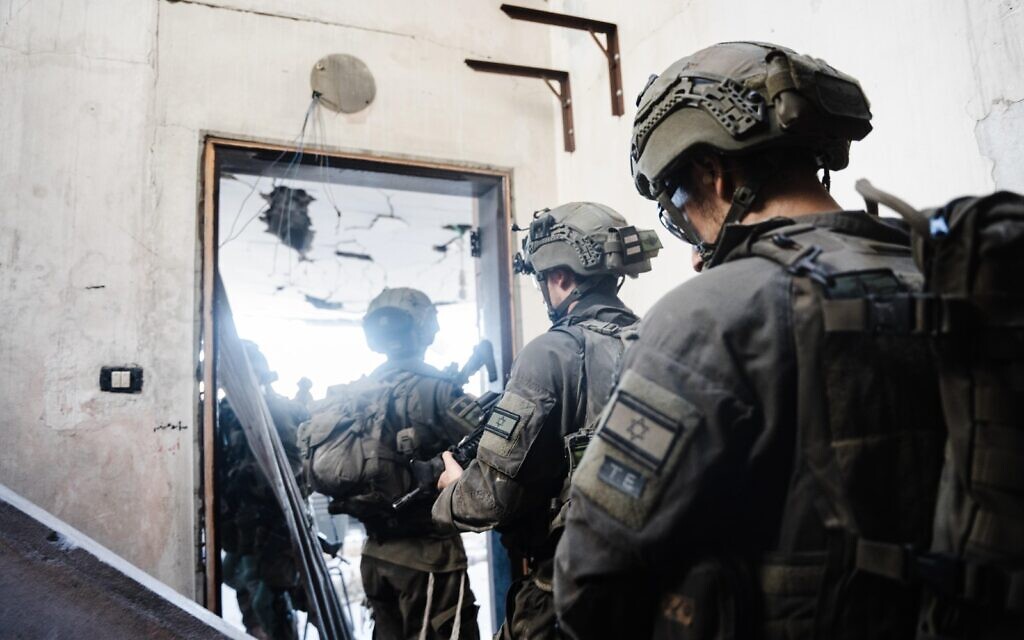 Des soldats de l'armée israélienne en opération dans la bande de Gaza, sur une photo publiée le 11 juillet 2024. (Crédit : Armée israélienne)