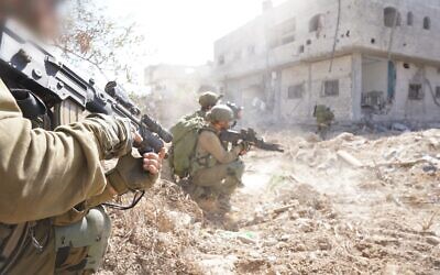 Des soldats de l'armée israélienne israélienne en opération dans la bande de Gaza, sur une photo autorisée à la publication le 2 juillet 2024. (Crédit : Armée israélienne)
