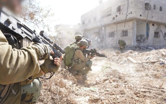 Des soldats de l'armée israélienne israélienne en opération dans la bande de Gaza, sur une photo autorisée à la publication le 2 juillet 2024. (Crédit : Armée israélienne) Des soldats de l'armée israélienne israélienne en opération dans la bande de Gaza, sur une photo autorisée à la publication le 2 juillet 2024. (Crédit : Armée israélienne)