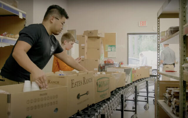 Des bénévoles à la banque alimentaire de l'Oregon, en 2023. (Crédit : Capture d'écran via YouTube/via JTA)