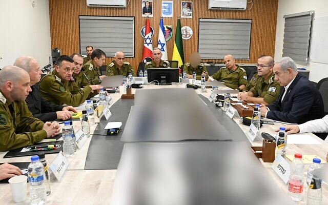 Le Premier ministre Benjamin Netanyahu participant à une évaluation de la situation avec ses principaux collaborateurs et les commandants militaires, au siège du Commandement du Sud, à Beer Sheva, le 30 juin 2024. (Crédit : Maayan Toaf/GPO)