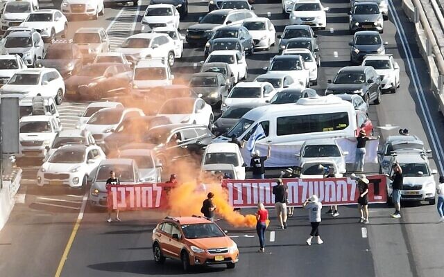 Des manifestants anti-gouvernementaux bloquent l'autoroute Ayalon à Tel Aviv le 4 juillet 202. (Crédit : Aviv Atlas)