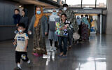 Illustration : Des familles évacuées de Kaboul, en Afghanistan, traversent le terminal avant de monter dans un bus après leur arrivée à l'aéroport international de Washington Dulles, à Chantilly, en Virginie, le 30 août 2021. (Crédit :