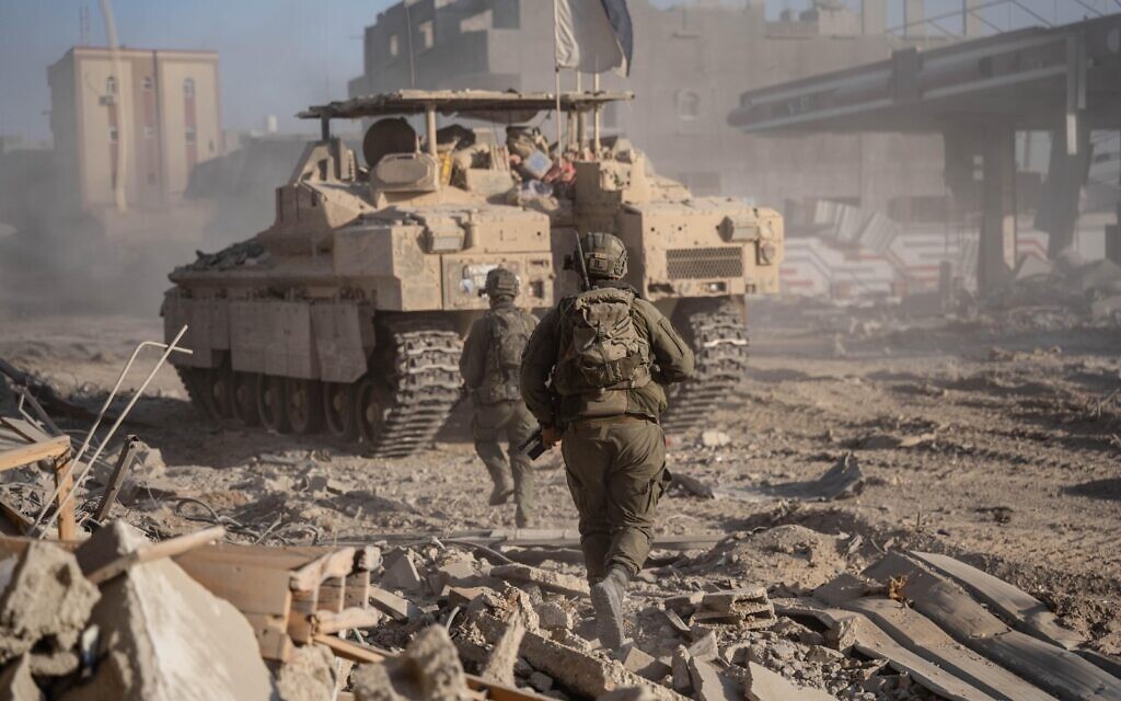 Des troupes de l'armée israélienne en opération à Gaza sur une photo autorisée à la publication le 14 juillet 2024. (Crédit : Armée israélienne)