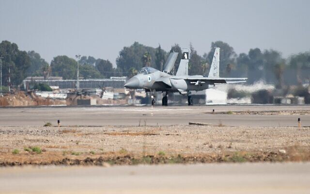 Un chasseur F-15, sur une base aérienne de l’armée de l’air israélienne  en amont d'une frappe au Yémen, le 20 juillet 2024. (Crédit : Armée israélienne)