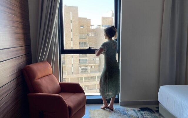 Une femme se ressource dans une chambre de Yirmiyahu 33, l'hôtel de Yad Sarah à Jérusalem qui abrite des suites pour les femmes et les familles en deuil périnatal. (Crédit : Yad Sarah via JTA)