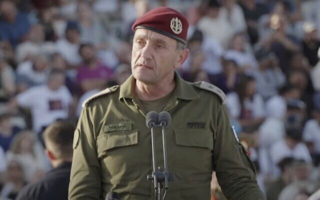Le chef d'état-major Herzi Halevi s'exprime lors d'une cérémonie de remise des diplômes à l'école des officiers de Tsahal dans le sud d'Israël, le 11 juillet 2024. (Capture d'écran YouTube/utilisée conformément à l'article 27a de la loi sur le droit d'auteur) Le chef d'état-major Herzi Halevi s'exprime lors d'une cérémonie de remise des diplômes à l'école des officiers de Tsahal dans le sud d'Israël, le 11 juillet 2024. (Capture d'écran YouTube/utilisée conformément à l'article 27a de la loi sur le droit d'auteur)