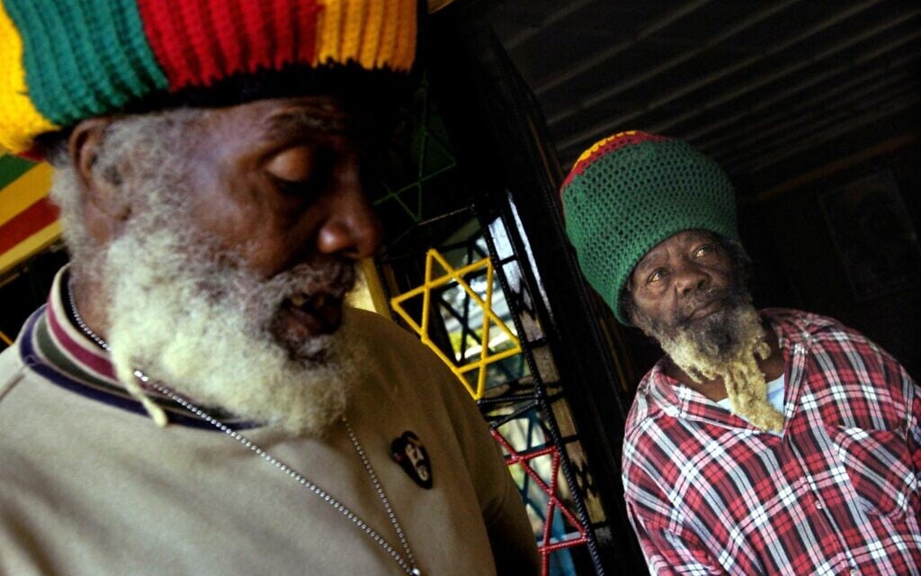 Papa Rocky, chef de la communauté rastafarienne de Nyabingi (à gauche), patriarche du Nyabingi Tabernacle à Shashamane, et Rupert Edwards, l'un des frères de la communauté, séjournent le 4 février 2005 dans l'arrière-cour de l'église de la ville éthiopienne de Shashamane. (Photo by GIANLUIGI GUERCIA / AFP)