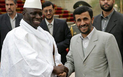 L'ancien président iranien Mahmoud Ahmadinejad (à droite) serre la main de l'ancien président gambien Yahya Jammeh (à gauche) à Téhéran, le 2 décembre 2006. En 2010, la Gambie rompt ses liens diplomatiques avec l'Iran. (Photo by BEHROUZ MEHRI / AFP)