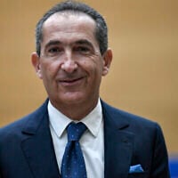 Le président du groupe français de télécommunications et de médias Altice, Patrick Drahi, arrivant pour une audition devant une commission parlementaire sur la concentration des médias, au Sénat français, à Paris, le 2 février 2022. (Crédit : Stéphane de Sakutin/AFP)