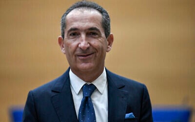 Le président du groupe français de télécommunications et de médias Altice, Patrick Drahi, arrivant pour une audition devant une commission parlementaire sur la concentration des médias, au Sénat français, à Paris, le 2 février 2022. (Crédit : Stéphane de Sakutin/AFP)
