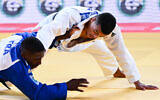 Le Français Joan-Benjamin Gaba (bleu) et l'Algérien Messaoud Redouane Dris s'affrontent lors de leur combat éliminatoire dans la catégorie des moins de 73 kg lors des Championnats du monde de judo 2022 à l'Humo Arena de Tachkent, le 8 octobre 2022. (Crédit : Kirill KUDRYAVTSEV / AFP)
