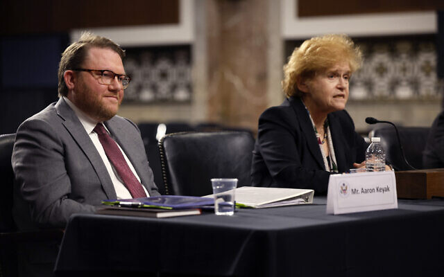L'envoyé spécial adjoint des États-Unis pour combattre et surveiller l'antisémitisme Aaron Keyak (à gauche) et l'envoyée spéciale pour surveiller et combattre l'antisémitisme Deborah Lipstadt témoignant de la récente montée de l'antisémitisme et de sa menace pour la démocratie devant la commission Helsinki des États-Unis, dans le Dirksen Senate Office Building, sur Capitol Hill, à Washington, le 13 décembre 2022. (Crédit : Chip Somondevilla/Getty Images via AFP)