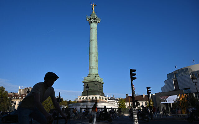 Cette photographie prise le 10 octobre 2023 montre une vue de la colonne de Juillet sur la place de la Bastille, dans l'est de Paris. Cette photographie prise le 10 octobre 2023 montre une vue de la colonne de Juillet sur la place de la Bastille, dans l'est de Paris.