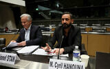 Le producteur français Lionel Stan (à gauche) et l'animateur de télévision Cyril Hanouna lors d’une séance devant la Commission d'enquête parlementaire sur l'attribution des fréquences de la TNT, à l'Assemblée nationale, à Paris le 14 mars 2024. (Crédit : Alain JOCARD / AFP)