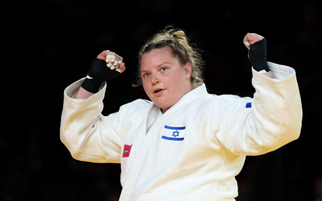 Raz Hershko après sa victoire lors de la finale individuelle des +78 kg des Championnats d'Europe de Judo Seniors, à l'Arena Zagreb, à Zagreb, le 27 avril 2024. (Crédit : Damir Sencar/AFP)