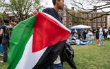 Des étudiants pro-palestiniens et anti-israéliens démontent leur campement après avoir conclu un accord avec l'université Brown à Providence, Rhode Island, le 30 avril 2024. (Crédit : Joseph Prezioso / AFP)