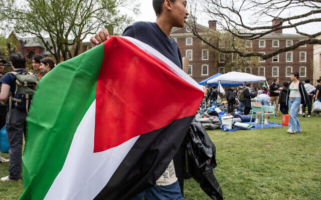 Des étudiants pro-palestiniens et anti-israéliens démontent leur campement après avoir conclu un accord avec l'université Brown à Providence, Rhode Island, le 30 avril 2024. (Crédit : Joseph Prezioso / AFP)