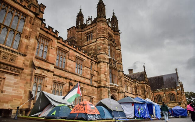 Un campement anti-israélien à l'Université de Sydney, le 3 mai 2024. (Crédit : Ayush Kumar/AFP)