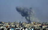 Des volutes de fumée se dégageant après des frappes aériennes israéliennes sur Rafah, dans le sud de la bande de Gaza, le 25 mai 2024. (Crédit : Eyad Baba/AFP)
