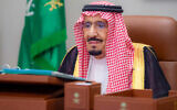 Le roi saoudien Salman bin Abdulaziz al-Saud préside une session virtuelle du cabinet à Jeddah, le 28 mai 2024. (Crédit : SPA/AFP)