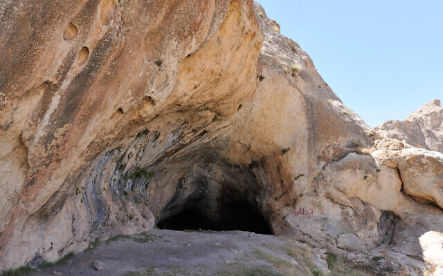 Le massif calcaire de la grotte Qaleh Kurd, dans la vallée de Qaleh. (Crédit : AFP)