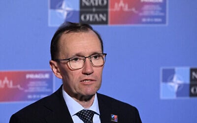 Le ministre norvégien des Affaires étrangères Espen Barth Eide s'adresse aux médias avant une réunion informelle des ministres des Affaires étrangères de l'OTAN au Palais Czernin à Prague, en République tchèque, le 31 mai 2024. (Crédit : Michal Cizek / AFP)