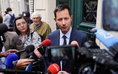 L'eurodéputé du Parlement européen Francois-Xavier Bellamy s'adressant aux journalistes après avoir assisté à une réunion d'urgence du bureau exécutif convoquée par le vice-président du parti de droite français Les Républicains (LR), au Musée social, à Paris, le 12 juin 2024. (Crédit : Dimitar Dilkoff/AFP)